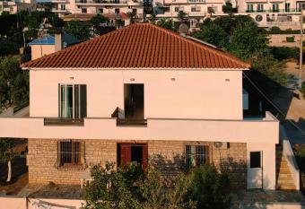 Guesthouse Dollomaja Ksamil has Smoking/Balcony rooms