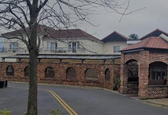 Beechlawn Hotel has Balcony rooms