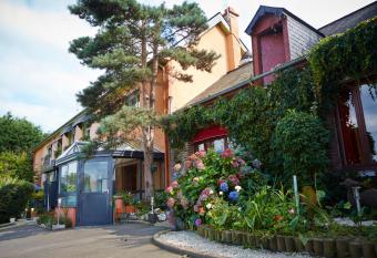 Le Clos Champel H  tel Restaurant Logis has rooms with a private hot tub
