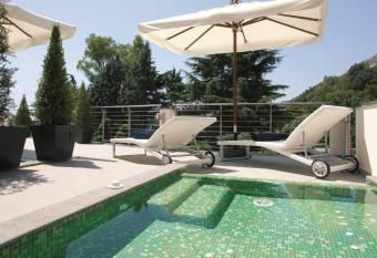 Relais Paradiso has rooms with a private hot tub