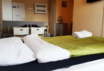 Walk distance to mokotow business park allows 18 year olds to book a room