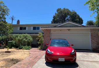 Saratoga House - Cars Available allows 18 year olds to book a room