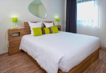 T  n  o Apparthotel Bordeaux M  rignac A  roport allows 18 year olds to book a room