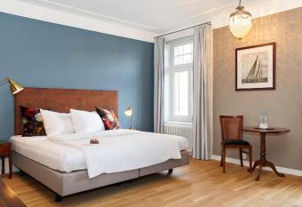 Blue City Boutique Hotel allows 18 year olds to book a room