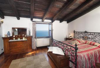 Paradiso Di Man   has rooms with a private hot tub