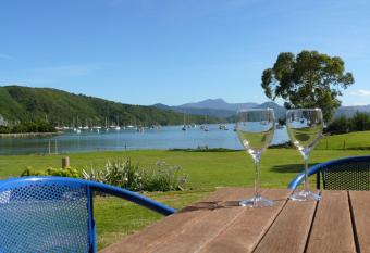Bay Vista Waterfront Motel has Balcony rooms