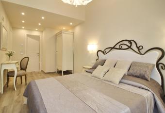 LUCCA IN CHIC - No Ztl - Free Parking - Old City at 10min by walk allows 18 year olds to book a room