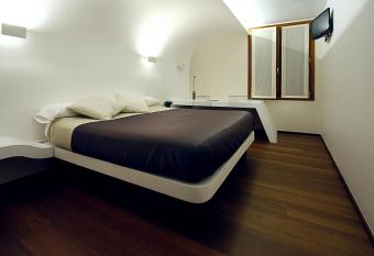 Pensi  n Iturriza allows 18 year olds to book a room