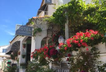 Hotel Le M  dit  rran  e allows 18 year olds to book a room