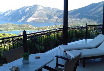 AKRON Luxury Holidays has rooms with a private hot tub