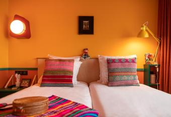 PAUL & PIA - Welcome Home Hotel allows 18 year olds to book a room