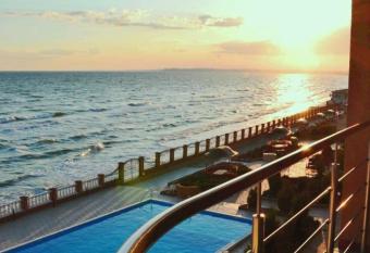 Lux Cottages Alye Parusa has Balcony rooms