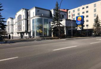 Comfort Inn & Suites University allows 18 year olds to book a room