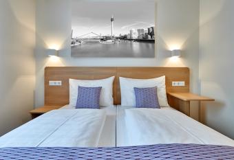 McDreams Hotel D  sseldorf-City allows 18 year olds to book a room