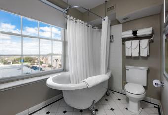 The LaSalle Hotel, Bryan College Station, a Tribute Portfolio Hotel has rooms with a private hot tub