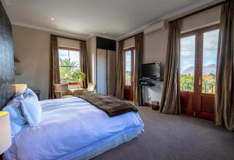 Nova Constantia Boutique Residence has rooms with a private hot tub
