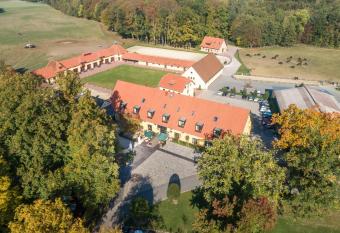 Hotel Rittergut Osthoff allows 18 year olds to book a room