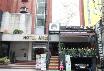 Angel Hotel has Balcony rooms