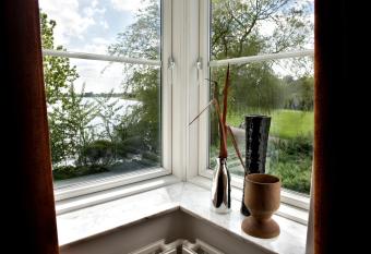 Golf Hotel Viborg has rooms with a private hot tub