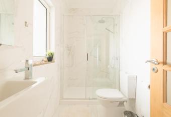 Arrifana Destination Suites has rooms with a private hot tub