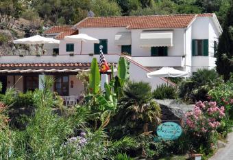 Villa dei Limoni has Balcony rooms