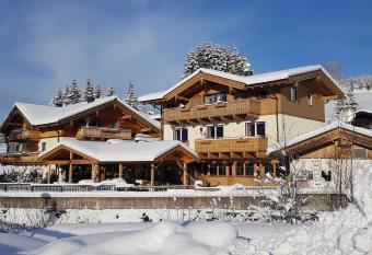 Hotel Sonnenlicht Maria Alm has Balcony rooms