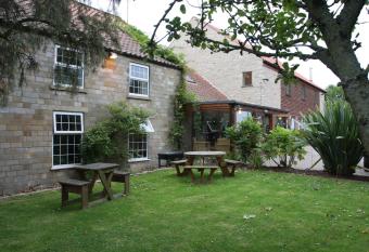 Cottage Lea s Country Hotel & Restaurant allows 18 year olds to book a room