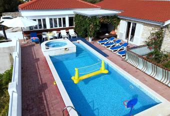 Villa Lucia with private pool and a whirlpool allows 18 year olds to book a room