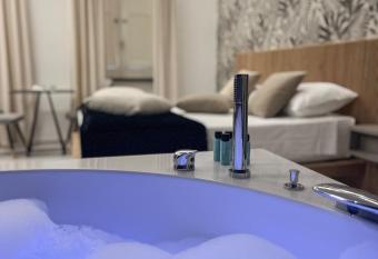 Olympus Capua has rooms with a private hot tub