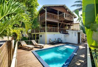 Driftwood Gardens Guesthouse has Balcony rooms