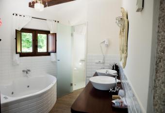 Complejo Tur  stico Rural A TORRE DE LAXE allows 18 year olds to book a room