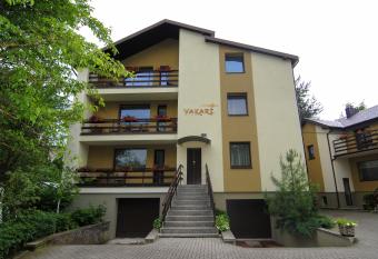 Vila Vakar   allows 18 year olds to book a room