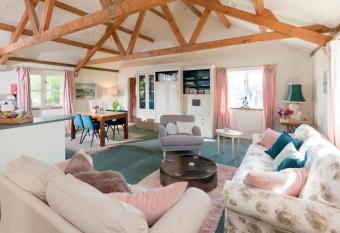 Spacious Swallow Cottage allows 18 year olds to book a room