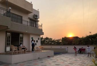 V2- Vue  Villa has Smoking/Balcony rooms