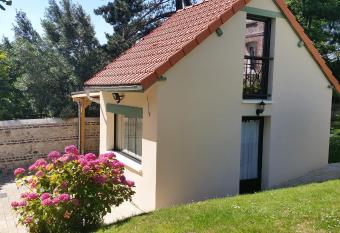 L   cume d une nuit allows 18 year olds to book a room