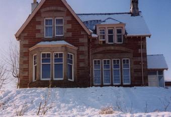 Fort William Backpackers allows 18 year olds to book a room