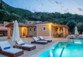 Vrysoula has Smoking/Balcony rooms