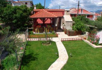 Studio Apartman Ante has Balcony rooms