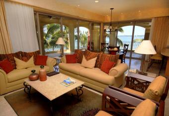 Villa La Estancia Beach Resort & Spa Riviera Nayarit has rooms with a private hot tub