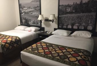 Super 8 by Wyndham Kelowna BC allows 18 year olds to book a room