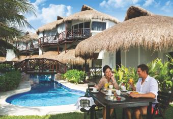 El Dorado Casitas Royale A Spa Resorts - All Inclusive has rooms with a private hot tub