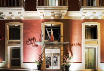 Hotel 33 Baroni has Balcony rooms