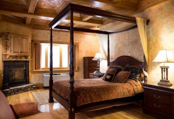 Landoll's Mohican Castle has rooms with a private hot tub