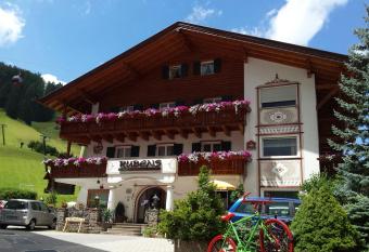 Garni Rubens has Balcony rooms