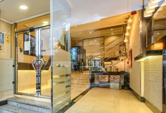 HS Castilla Fuenlabrada allows 18 year olds to book a room