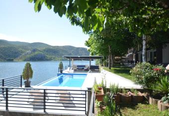 Villa Tikvesh Lake allows 18 year olds to book a room