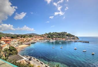 Hotel Plaza has rooms with a private hot tub