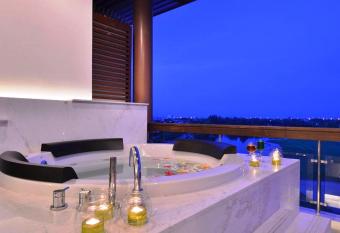 Summit Windmill Golf Suite Hotel at Suvarnabhumi has Balcony rooms