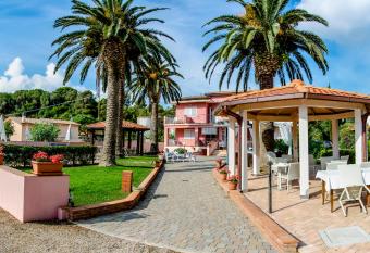 Hotel Villa Rosa allows 18 year olds to book a room