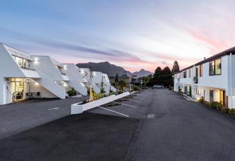 Amity Serviced Apartments has Balcony rooms